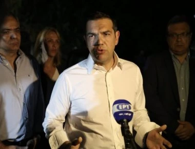 Δείτε το θέατρο του Α.Τσίπρα το βράδυ της Δευτέρας- Έκανε πως δεν γνώριζε για τους νεκρούς (βίντεο)